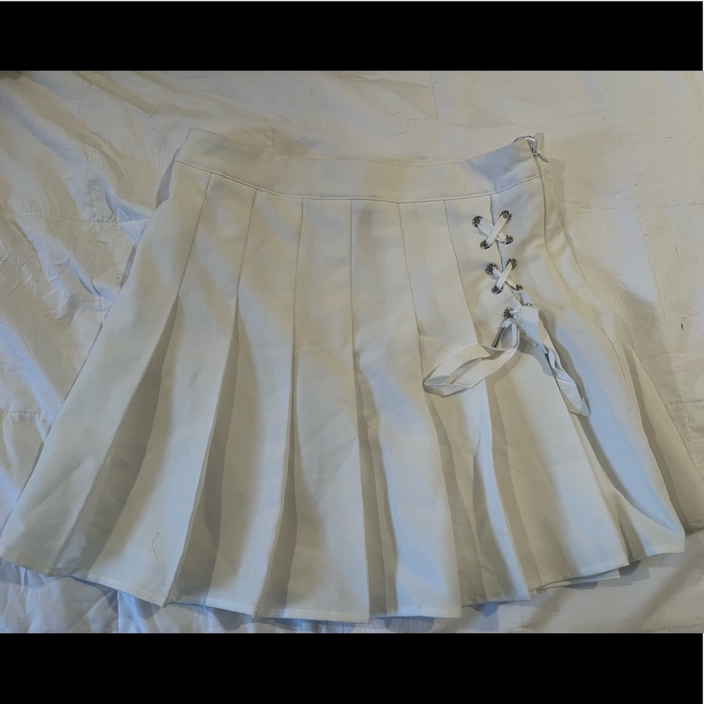 White pleaded mini skirt